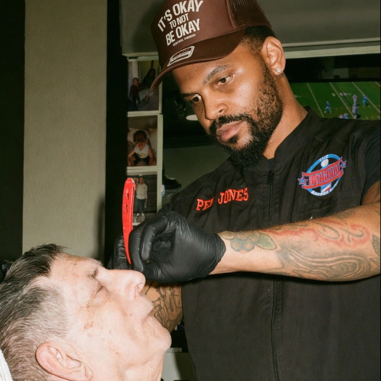 Example of a clear, professional barber profile photo